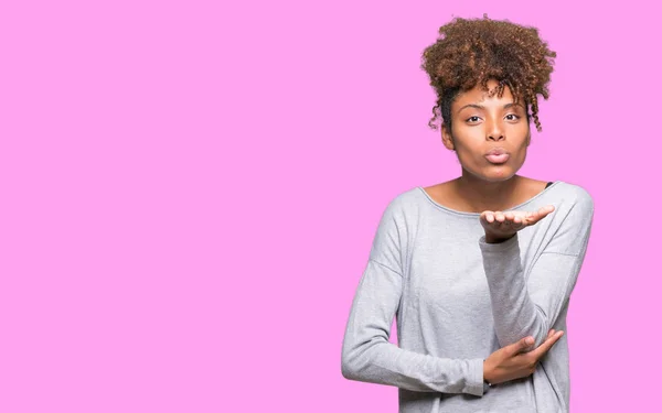 Mooie Jonge Afro Amerikaanse Vrouw Geïsoleerde Achtergrond Kijken Naar Camera — Stockfoto