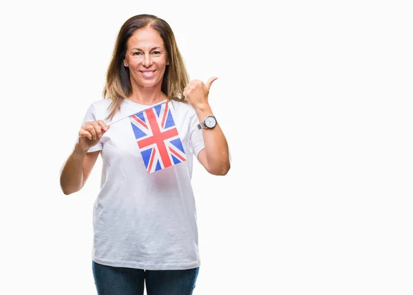 Mulher Hispânica Meia Idade Segurando Bandeira Reino Unido Sobre Fundo — Fotografia de Stock