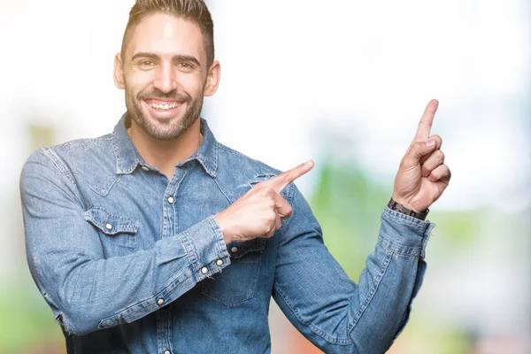 Joven Hombre Guapo Sobre Fondo Aislado Sonriendo Mirando Cámara Apuntando —  Fotos de Stock