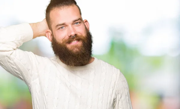 Joven Hipster Hombre Vistiendo Suéter Invierno Sonriendo Con Confianza Tocar —  Fotos de Stock