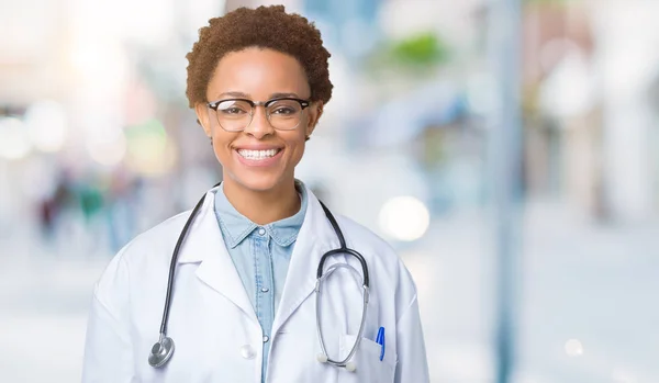 Junge Afrikanisch Amerikanische Ärztin Medizinischem Mantel Über Isoliertem Hintergrund Mit — Stockfoto