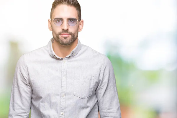 Joven Hombre Guapo Con Gafas Sol Sobre Fondo Aislado Con —  Fotos de Stock