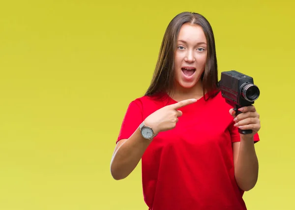 Joven Hermosa Mujer Caucásica Filmando Usando Cámara Vídeo Vintage Sobre — Foto de Stock