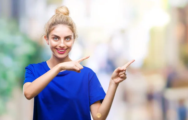 Jovem Linda Loira Olhos Azuis Mulher Vestindo Camiseta Azul Sobre — Fotografia de Stock