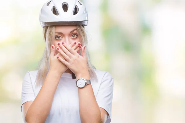 Junge Blonde Frau Mit Fahrradhelm Über Isoliertem Hintergrund Schockiert Mund — Stockfoto