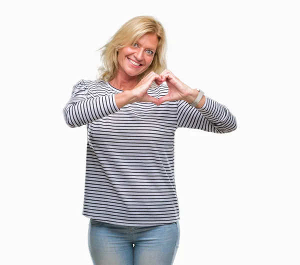 Medelålders Blond Kvinna Över Isolerade Bakgrund Leende Kärlek Visar Hjärtsymbolen — Stockfoto