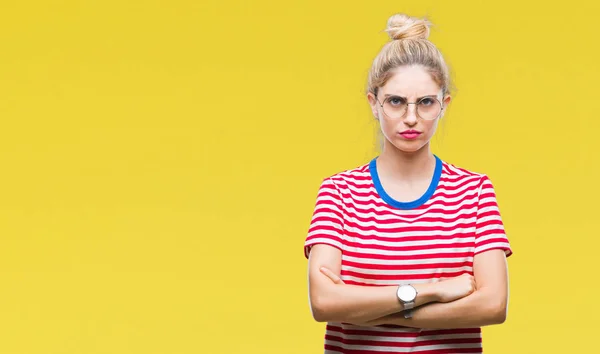 Jovem Mulher Loira Bonita Usando Óculos Sobre Fundo Isolado Cético — Fotografia de Stock