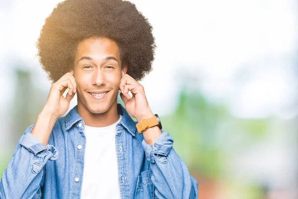 Jonge Afro Amerikaanse Man Met Afro Haar Oren Met Vingers — Stockfoto