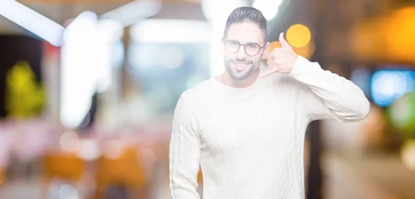 Ung Vacker Man Glasögon Över Isolerade Bakgrund Leende Gör Telefon — Stockfoto