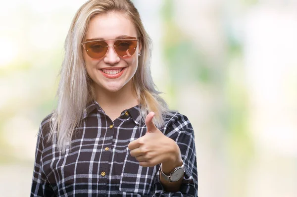 Mladá Blond Žena Nosí Sluneční Brýle Izolované Pozadí Dělá Šťastné — Stock fotografie