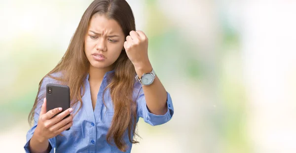 Joven Hermosa Mujer Negocios Morena Usando Teléfono Inteligente Sobre Fondo — Foto de Stock