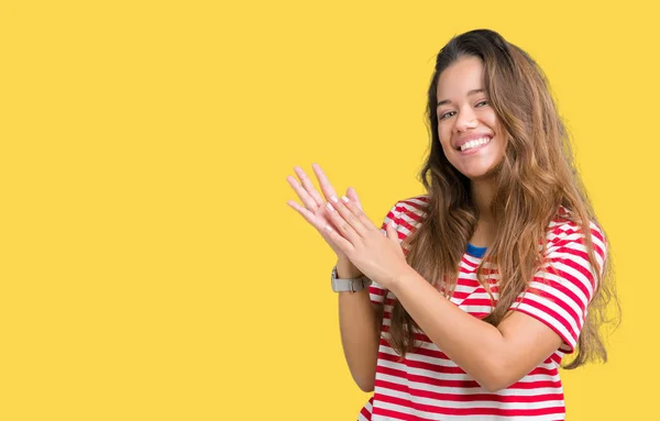 Giovane Bella Donna Bruna Indossa Strisce Shirt Sfondo Isolato Applaudendo — Foto Stock