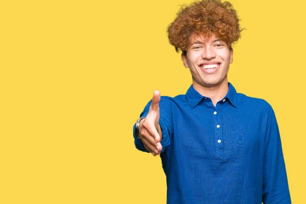 Jonge Knappe Elegante Man Met Afro Haar Lachende Vriendelijke Aanbod — Stockfoto