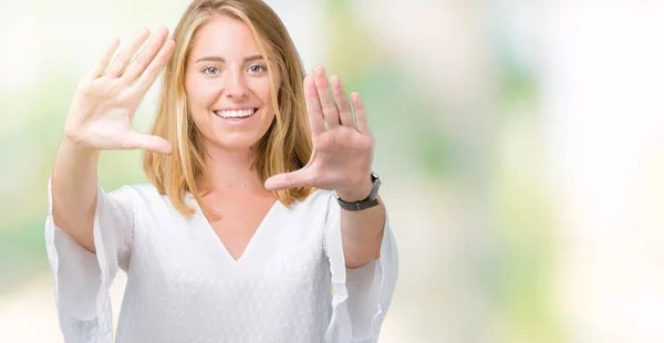 Hermosa Mujer Joven Elegante Sobre Fondo Aislado Sonriendo Haciendo Marco — Foto de Stock