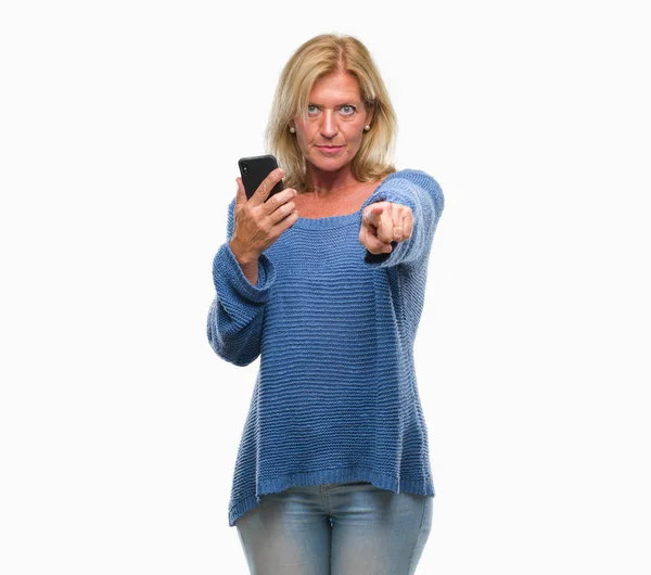 Blonde Frau Mittleren Alters Sendet Nachricht Smartphone Über Isolierten Hintergrund — Stockfoto