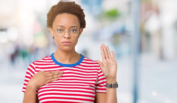 Linda Jovem Afro Americana Vestindo Óculos Sobre Fundo Isolado Jurando — Fotografia de Stock