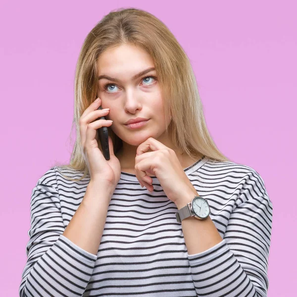 Jonge Kaukasische Vrouw Weergegeven Smartphone Scherm Geïsoleerde Achtergrond Ernstige Gezicht — Stockfoto