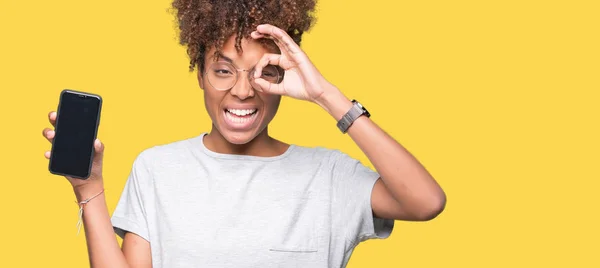 Young African American Woman Showing Smartphone Screen Isolated Background Happy — Stock Photo, Image