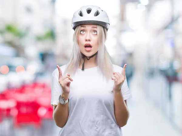 Junge Blonde Frau Mit Fahrradhelm Über Isoliertem Hintergrund Erstaunt Und — Stockfoto