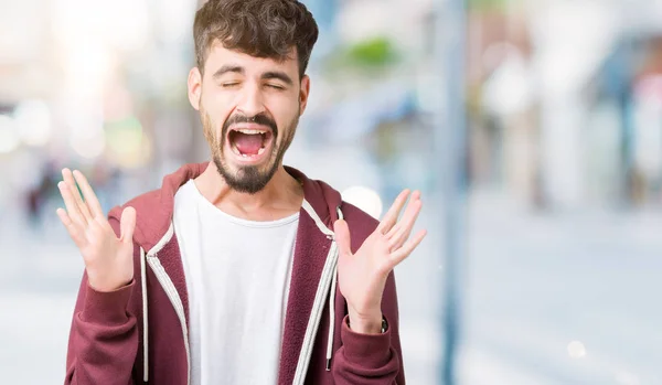 Όμορφος Νεαρός Πέρα Από Απομονωμένο Υπόβαθρο Γιορτάζει Τρελών Και Τρελό — Φωτογραφία Αρχείου