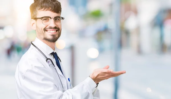 Νέος Γιατρός Άνδρας Φοράει Παλτό Νοσοκομείο Πέρα Από Απομονωμένο Υπόβαθρο — Φωτογραφία Αρχείου