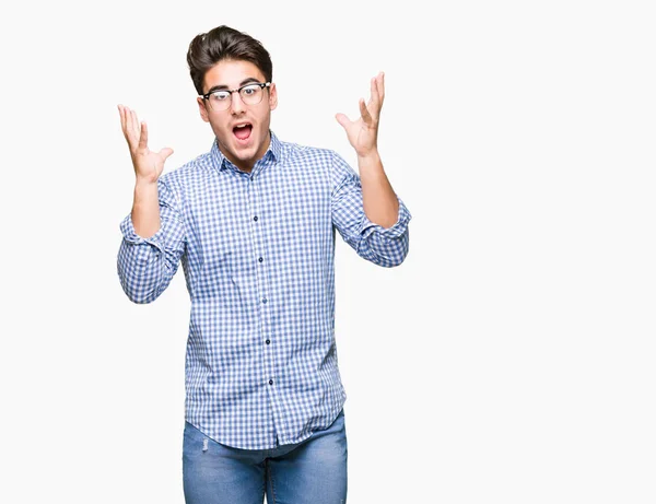 Mladý Pohledný Muž Nosí Brýle Izolované Pozadí Slaví Mad Crazy — Stock fotografie