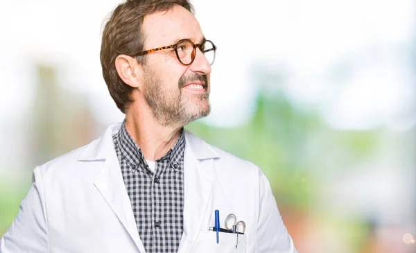 Médico Meia Idade Homens Vestindo Casaco Médico Sorrindo Lado Olhando — Fotografia de Stock