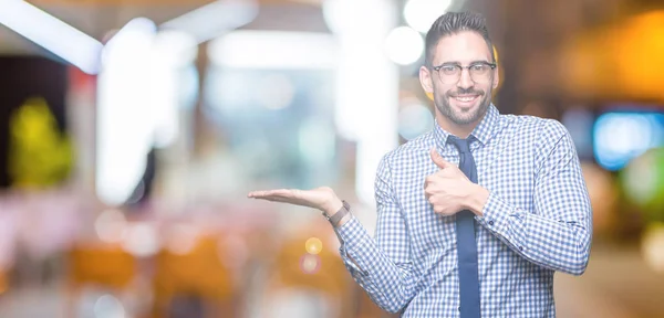 Giovane Uomo Affari Indossa Occhiali Sfondo Isolato Mostrando Mano Palmo — Foto Stock