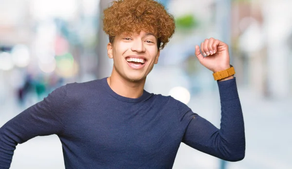 Jonge Knappe Man Met Afro Haar Dansen Blij Vrolijk Glimlachend — Stockfoto