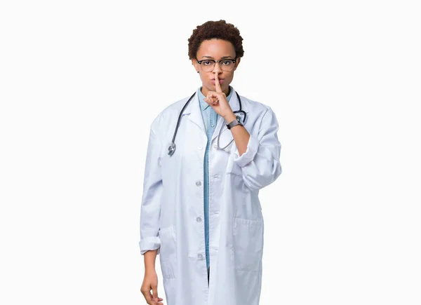 Joven Mujer Médica Afroamericana Que Usa Abrigo Médico Sobre Fondo — Foto de Stock