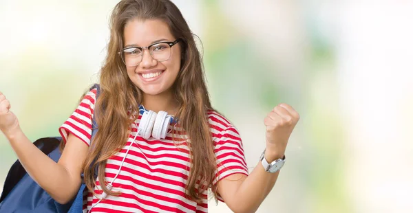 Joven Estudiante Morena Hermosa Con Auriculares Mochila Sobre Fondo Aislado — Foto de Stock