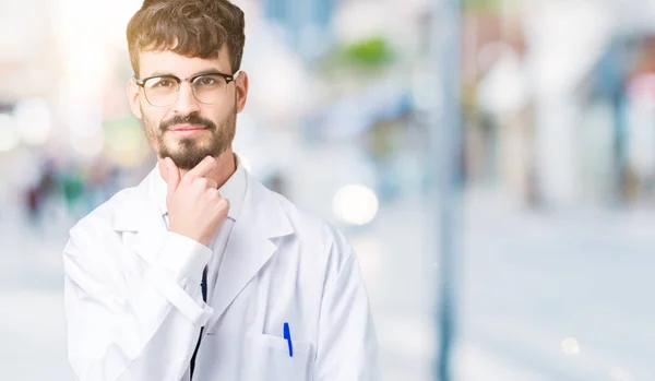 Jeune Scientifique Professionnel Homme Vêtu Manteau Blanc Sur Fond Isolé — Photo