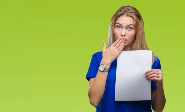 Joven Mujer Caucásica Sosteniendo Una Hoja Papel Blanco Sobre Fondo —  Fotos de Stock