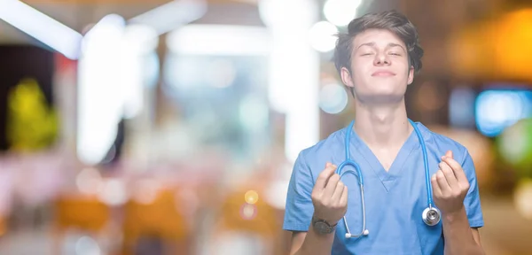 Unga Läkare Bär Medicinsk Uniform Över Isolerade Bakgrund Gör Pengar — Stockfoto