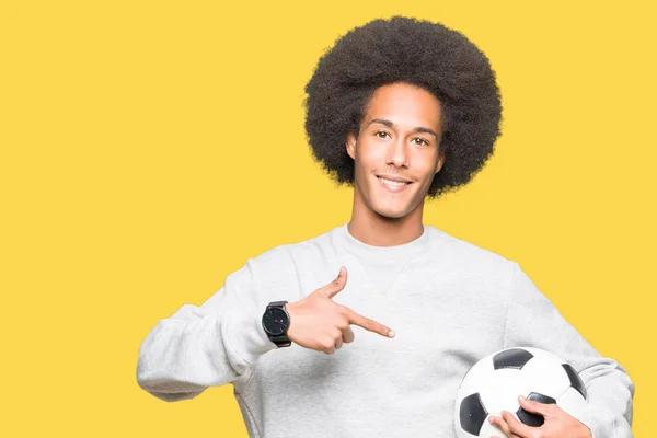 Junger Afrikanisch Amerikanischer Mann Mit Afro Haaren Hält Fußballball Sehr — Stockfoto