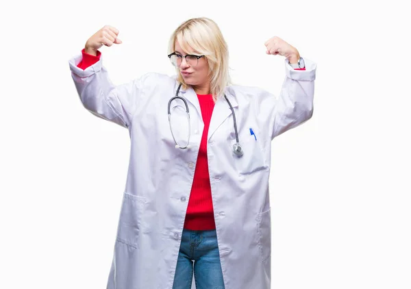 Joven Hermosa Doctora Rubia Vistiendo Uniforme Médico Sobre Fondo Aislado —  Fotos de Stock