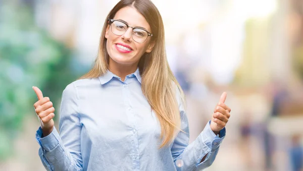 Joven Mujer Negocios Hermosa Con Gafas Sobre Signo Éxito Fondo —  Fotos de Stock