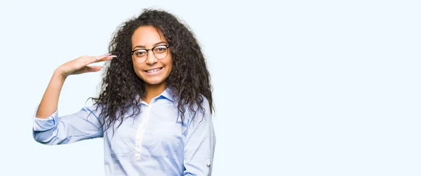 Junge Schöne Business Girl Mit Lockigem Haar Trägt Eine Brille — Stockfoto