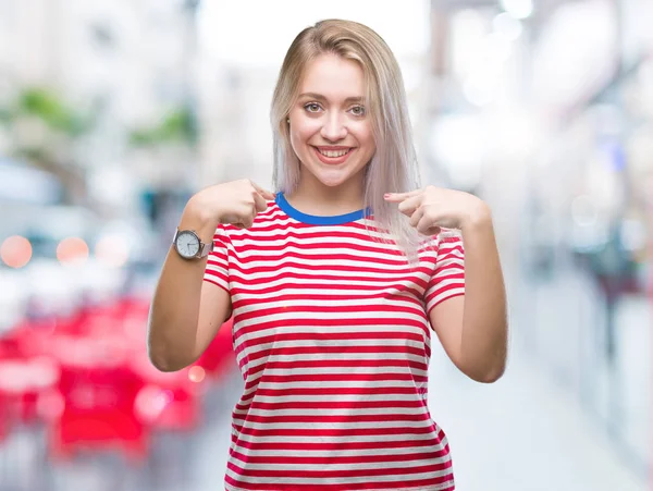 Mladá Blond Žena Izolované Pozadí Sebevědomým Úsměvem Tváři Polohovací Sebe — Stock fotografie