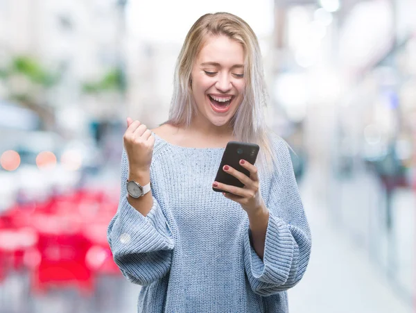 Junge Blonde Frau Sendet Sms Smartphone Über Isolierten Hintergrund Schreit — Stockfoto