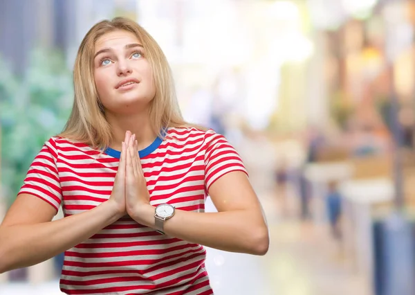 Giovane Donna Caucasica Sfondo Isolato Mendicare Pregare Con Mani Insieme — Foto Stock