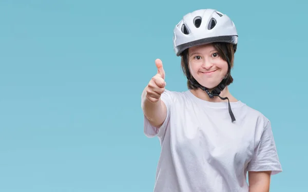 Junge Erwachsene Radfahrerin Mit Syndrom Trägt Schutzhelm Über Isoliertem Hintergrund — Stockfoto