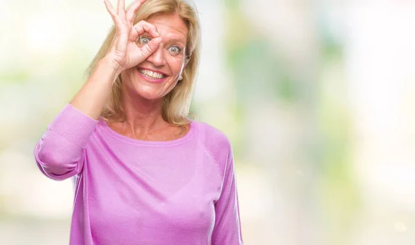 Orta Yaş Sarışın Kadın Gülümsüyor Parmakları Ile Mutlu Yüz Üzerinden — Stok fotoğraf