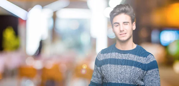 Genç Yakışıklı Adam Seksi Bir Ifadeyle Neşeli Mutlu Yüzünü Kameraya — Stok fotoğraf