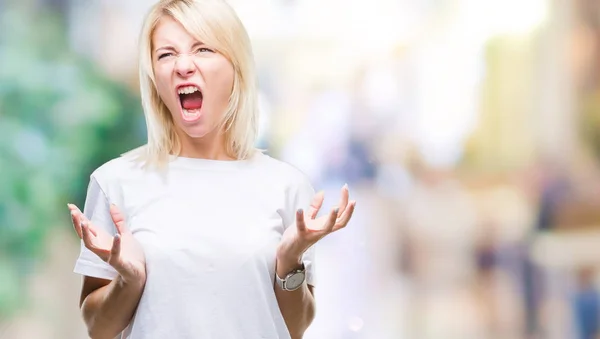 Giovane Bella Donna Bionda Indossa Shirt Bianca Sfondo Isolato Pazzo — Foto Stock