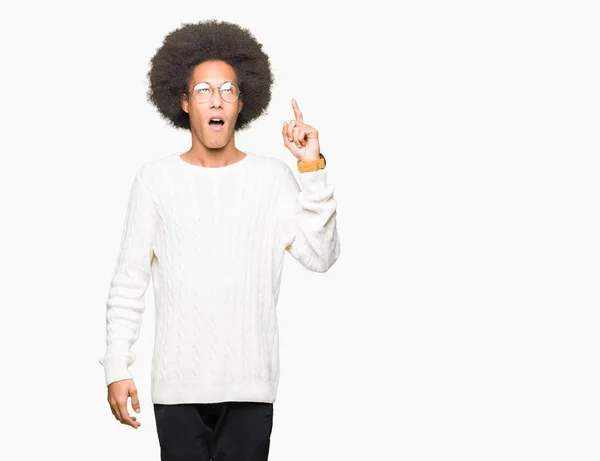 Afrikalı Amerikalı Genç Afro Saçlı Gözlüklü Başarılı Fikirle Parmak Işaret — Stok fotoğraf