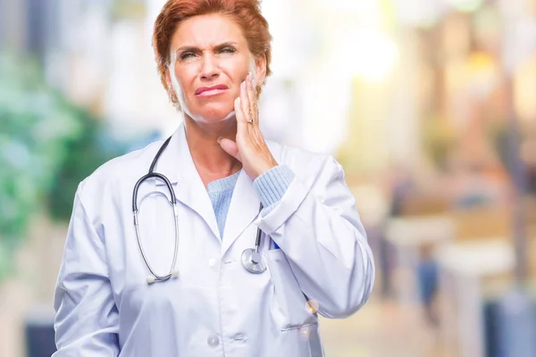 高级白种人医生妇女穿医疗制服在孤立的背景触摸嘴与痛苦的表达与痛苦的表情由于牙痛或牙齿上的牙病 牙医概念 — 图库照片