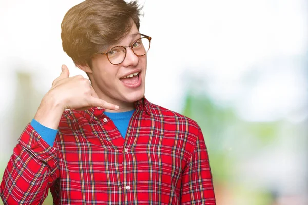 Jonge Knappe Man Met Bril Geïsoleerde Achtergrond Doen Glimlachen Telefoon — Stockfoto