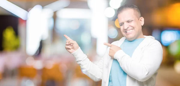 Hombre Árabe Mediana Edad Con Sudadera Sobre Fondo Aislado Sonriendo — Foto de Stock