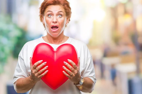 Mujer Caucásica Mayor Sosteniendo Corazón Rojo Amor Sobre Fondo Aislado — Foto de Stock